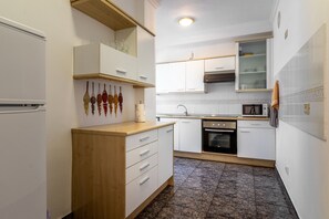 Jääkaappi, mikroaaltouuni, uuni, kahvin-/teenkeitin