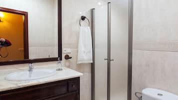 Ensemble douche/baignoire, baignoire Ă jets, sĂšche-cheveux, bidet