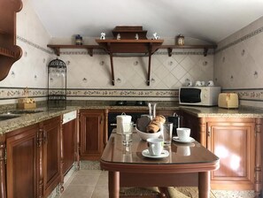 Een koelkast, een microgolfoven, een oven, een kookplaat