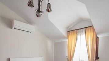 3 dormitorios, tabla de planchar con plancha, cuna de viaje