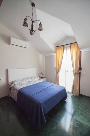 3 quartos, ferros/tábuas de passar roupa, berço de viagem