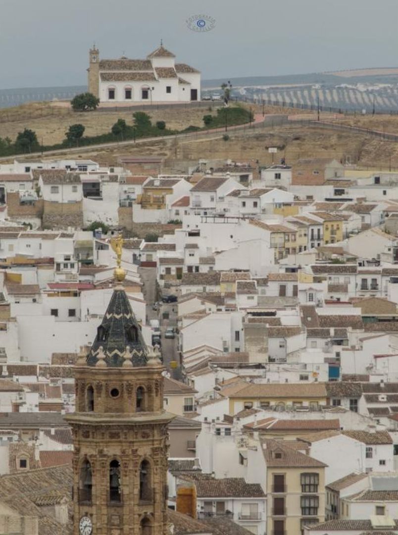 Una zona urbana densa amb edificis històrics i una torre destacada.