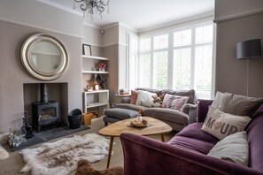 Apartment | Living room | Flat-screen TV