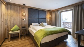 Double Room Enzian | Premium bedding, in-room safe, individually decorated - Alpenresort Fluchthorn (Galtur)