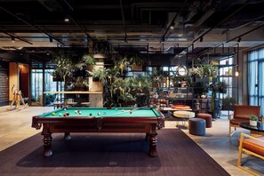 Sert le petit déjeuner, le déjeuner et le dîner