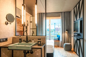 Rainfall showerhead, eco-friendly toiletries, hair dryer, towels - Me and All Hotel Kiel, by Hyatt (Kiel)