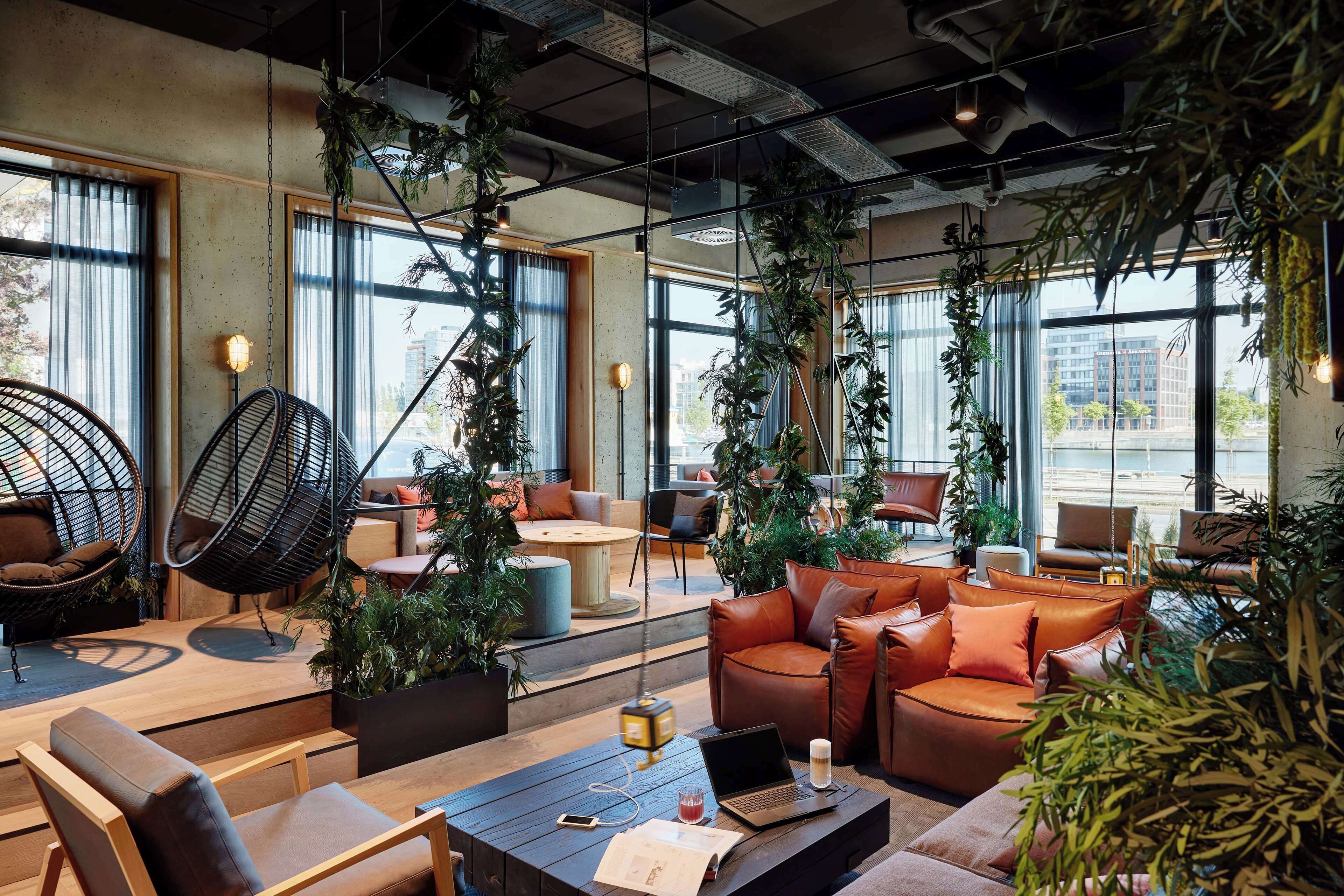 Sert le petit déjeuner, le déjeuner et le dîner