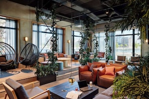 Sert le petit déjeuner, le déjeuner et le dîner