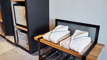 Room, 1 King Bed (High Floor, Harbor View) | Free minibar, in-room safe, laptop workspace, blackout curtains