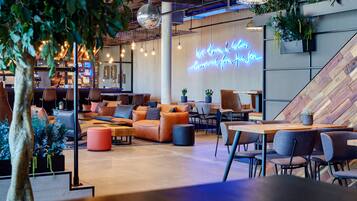 Frukost och lunch serveras, njut av de goda smakerna frÄn tyska köket.