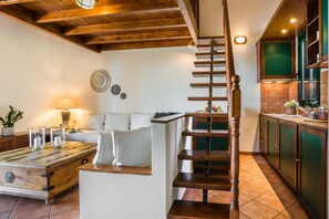 Familienvilla, 2 Schlafzimmer, Meerblick | Wohnbereich | 32-Zoll-Flachbildfernseher mit Kabelempfang, Fernseher