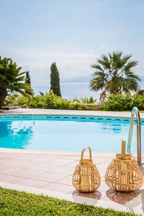 Outdoor pool, pool loungers - Alekata-Traditional Villas of Kefalonia (Kefalonia)