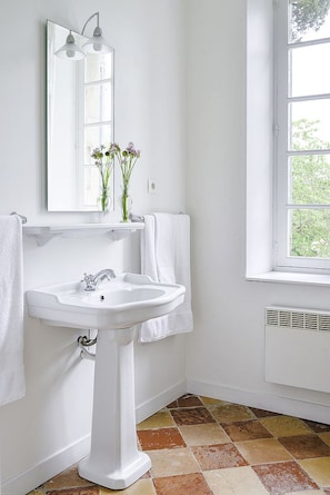 Een bad, een haardroger, handdoeken