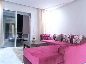 Appartement Royal | Salle de séjour | TV connectée de 46 pouces avec chaînes par satellite, télévision