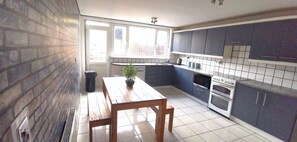 Apartamento | Cozinha privada | Geladeira, micro-ondas, fogão, chaleira elétrica