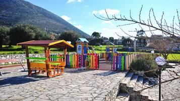 Children’s play area – outdoor