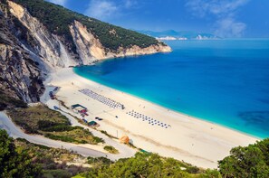 Beach nearby, beach umbrellas, beach towels - La nonna Efrosini (Kefalonia)