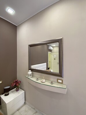 Interior detail - Porto Rooms & Suite (Naples)