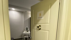 A hotel room entrance with a door labeled "Happiness Room 3". - Porto Rooms & Suite (Naples)