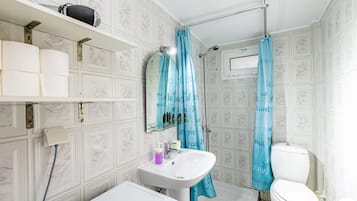 Familie appartement, uitzicht op zee | Badkamer | Een douche, een haardroger, handdoeken, toiletpapier