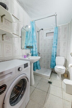 Family Apartment, Sea View | Bathroom | Shower, hair dryer, towels, toilet paper - Skioni Apartments (Kassandra)