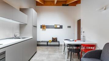 Basic-Apartment, 2 Schlafzimmer, Balkon (Trilocale Superior) | Eigene Küche | Großer Kühlschrank, Ofen, Geschirrspüler, Kochgeschirr/Geschirr/Besteck