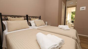 Quadruple Room | Desk, iron/ironing board, free WiFi, bed sheets