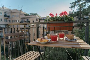 Petit déjeuner composé de spécialités régionales (5 EUR par personne)