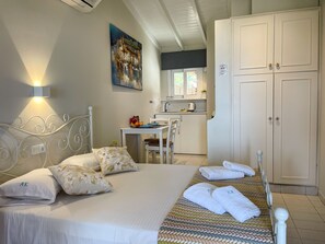 Standaard studio, uitzicht op zee, op benedenverdieping | Individueel gedecoreerd, individueel gemeubileerd, geluiddichte muren