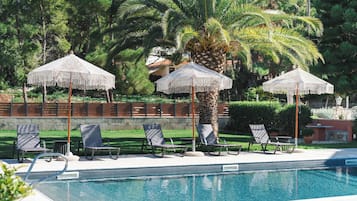 Hồ bơi ngoài trời phục vụ theo mùa, dù/ô trên bãi biển/hồ bơi