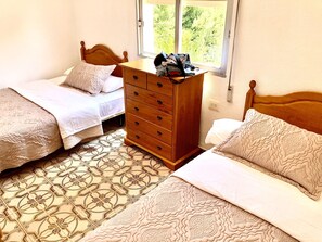 4 habitaciones, tabla de planchar con plancha y wifi gratis