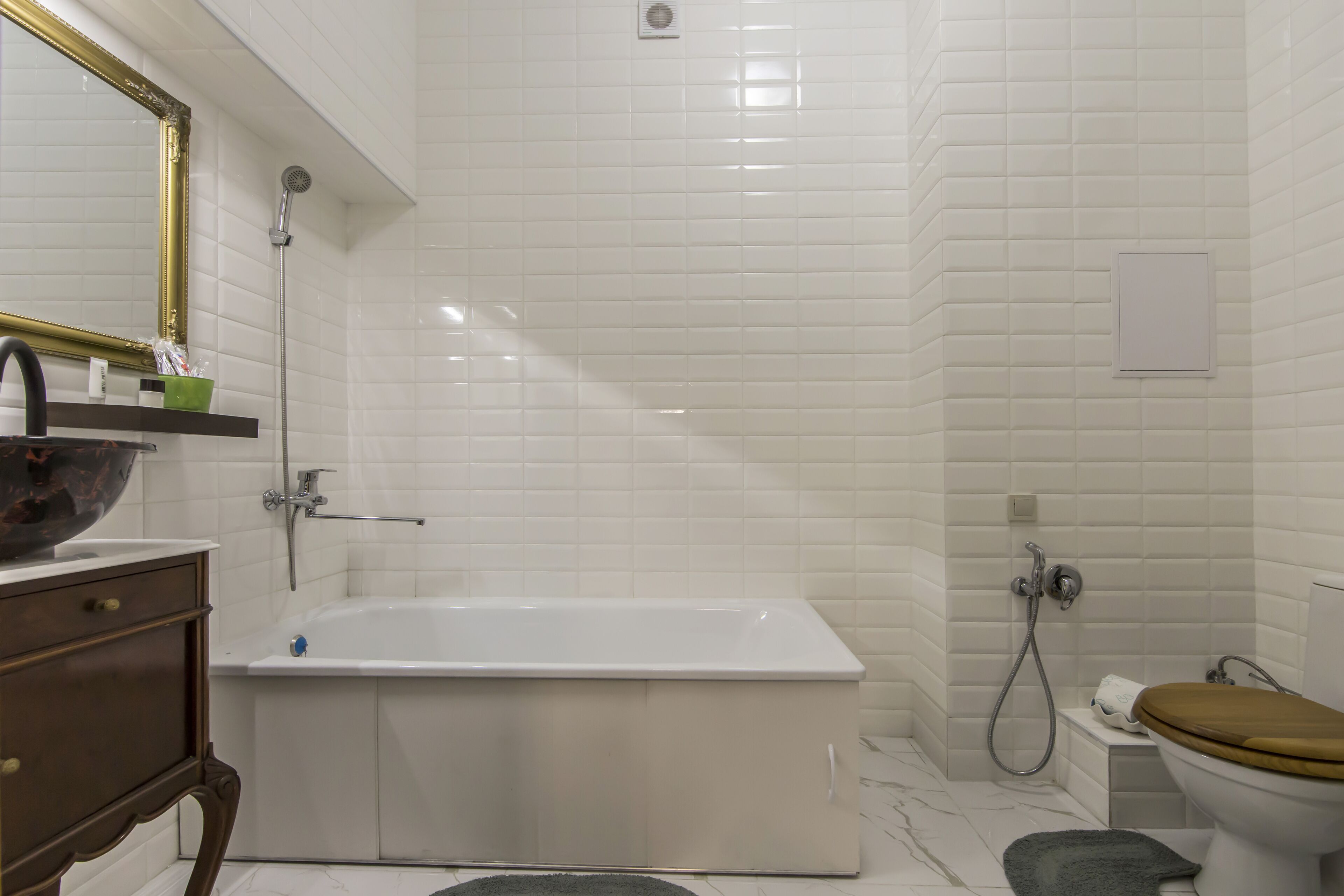 Une salle de bain moderne avec une baignoire, des toilettes et un lavabo.