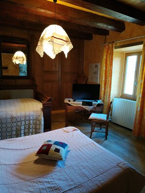 ห้องดับเบิล | ตกแต่งพิเศษโดยเฉพาะ, โต๊ะทำงาน, ผ้าม่านกันแสง, เปล/เตียงเด็กอ่อน (ฟรี)