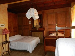 Individually furnished, desk, blackout curtains, free cots/infant beds