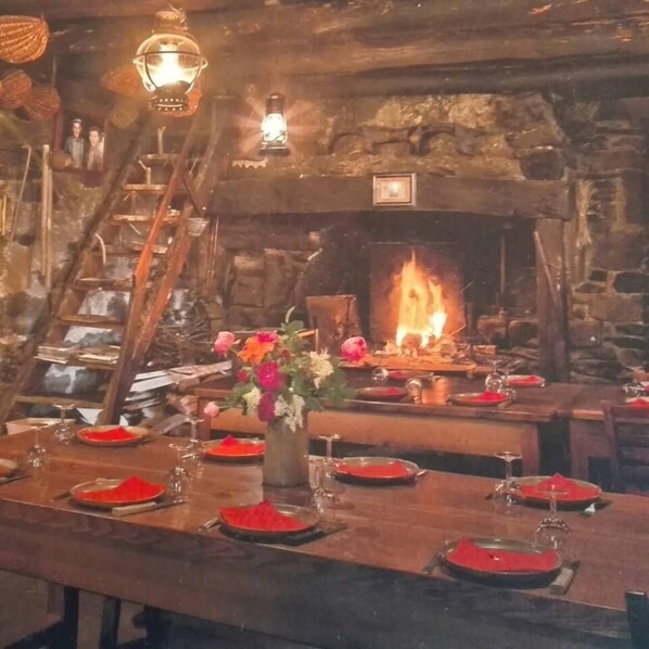 บริการอาหารเย็น, อาหารท้องถิ่น