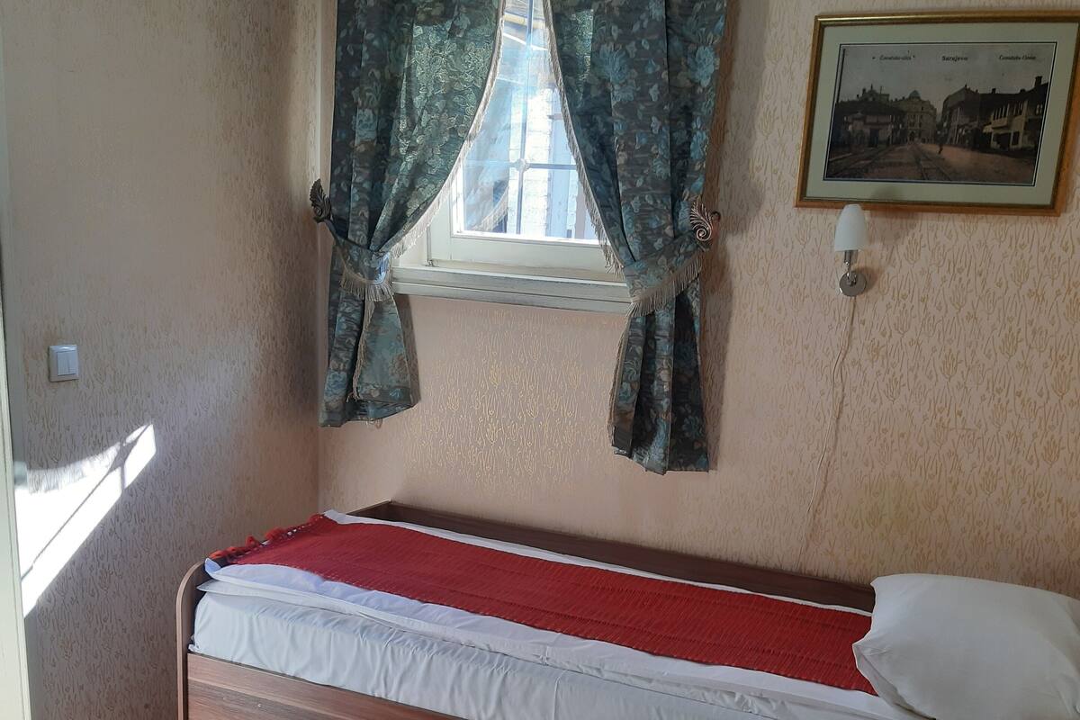 Basic Single Room | Hypo-allergenic bedding available, iron/ironing board (on request)