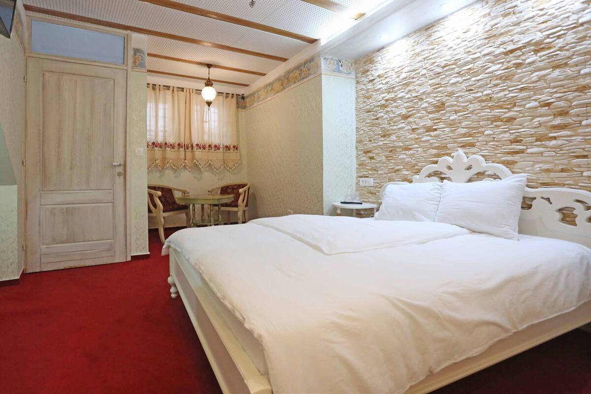 Comfort Double or Twin Room | Hypo-allergenic bedding available, iron/ironing board (on request)