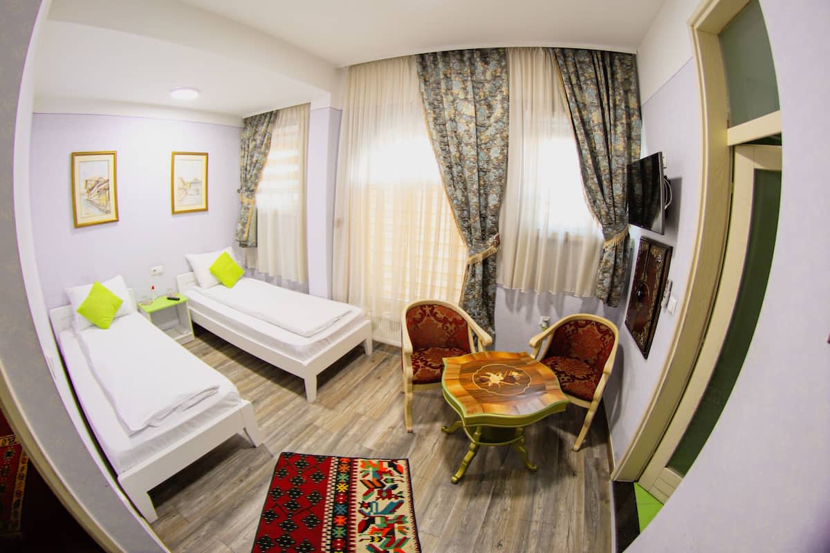 Ropa de cama hipoalergénica y tabla de planchar con plancha