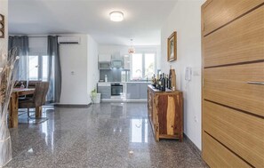 Een koelkast, een magnetron, een oven, een vaatwasser