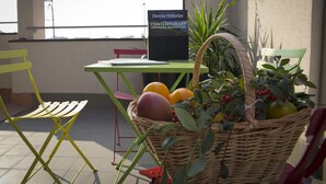 Un cesto in vimini con frutta e un cartello sull'architettura del paesaggio contemporaneo.