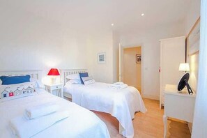 2 chambres, fer et planche à repasser, Wi-Fi, draps fournis