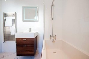 Dusche, Haartrockner, Handtücher, Shampoo