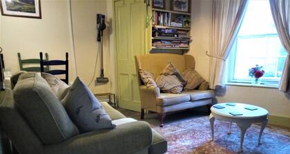 Quirky Character Cottage- Grade II Listed - perfect for exploring Snowdonia.