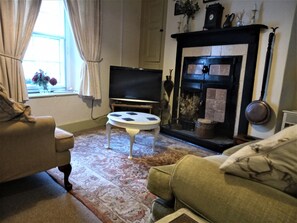 Smart TV, lettore DVD, libri, biblioteca musicale