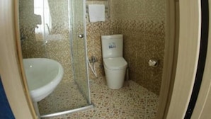 Shower, free toiletries, hair dryer, towels - Sea Park Hotel (Baku)