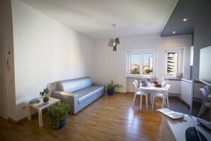 Appartamento, 1 camera da letto | Area soggiorno | TV a schermo piatto