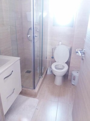 Apartamento superluxo, 2 quartos, vista para o campo de golfe | Banheiro | Chuveiro, toalhas de banho, sabonete, papel higiênico