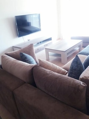Departamento de lujo, 2 habitaciones, vista al campo de golf | Sala de estar | Televisión LCD de 46 pulgadas con canales vía satélite y televisión 
