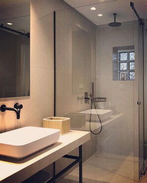 Design-Apartment | Badezimmer | Dusche, Hydromassagedusche, Designer-Toilettenartikel, Haartrockner
