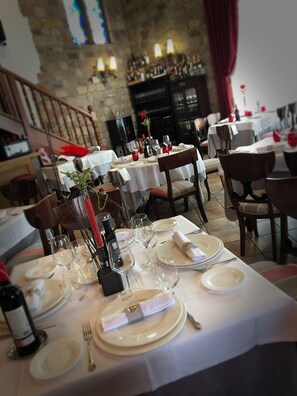 朝食、ディナーに営業 (郷土料理)